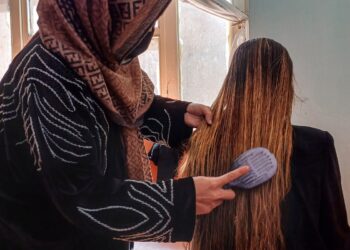 أفغانيات يبعن شعرهن بمبالغ زهيدة برغم حظر “طالبان”