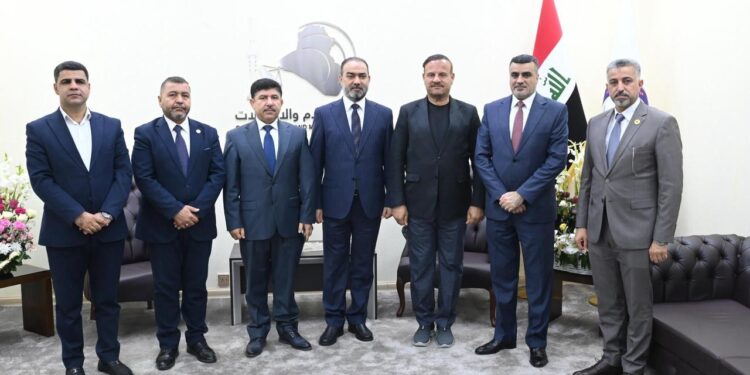 رئيس هيأة الإعلام والاتصالات يستقبل أعضاء لجنة النقل والاتصالات النيابية