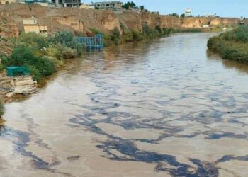 النفط ينبع من الجبل ويصب في النهر