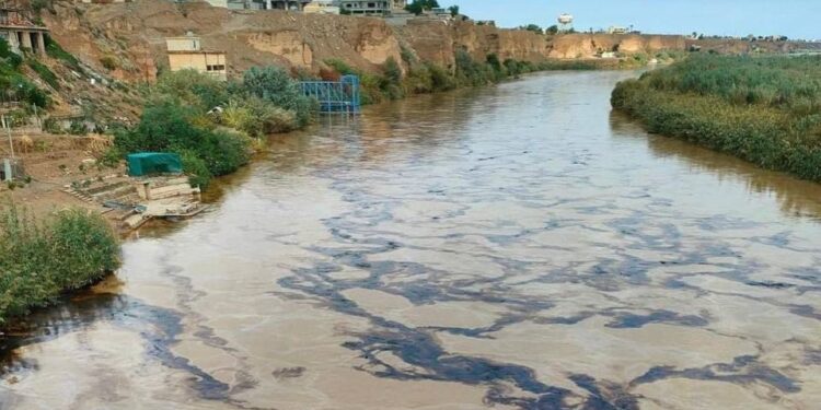 النفط ينبع من الجبل ويصب في النهر