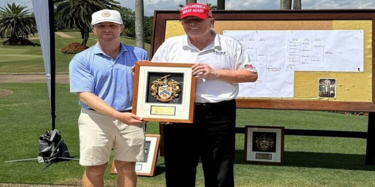 ترامب يتــوج نفسه “بطلًا للغولف” في ناديه الخاص