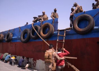 ضبط سفينة “مجهولة الهوية” في المياه الإقليمية العراقية تهرب النفط