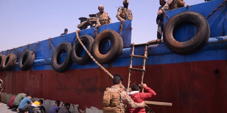 ضبط سفينة “مجهولة الهوية” في المياه الإقليمية العراقية تهرب النفط