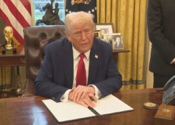 ترامب يعلن فرض رسوم جديدة تشعل غضباً عالمياً وتضرب صناعة السيارات