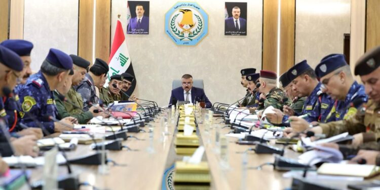 وزير الداخلية يترأس اجتماعاً موسعاً لقادة التشكيلات القتالية