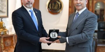 رئيس مجلس القضاء يمنح درعا لامين بغداد