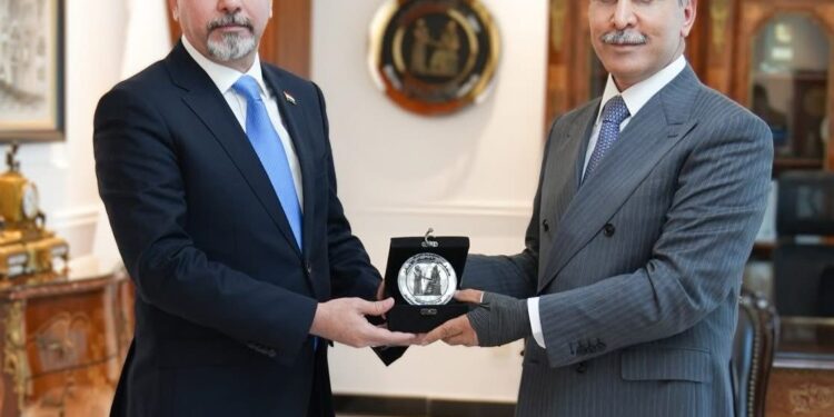 رئيس مجلس القضاء يمنح درعا لامين بغداد