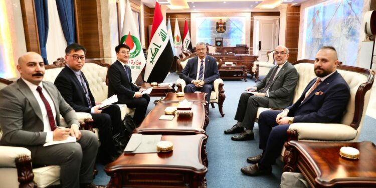 وزير النفط يبحث مع شركة EPS الصينية تطوير حقول النفط والغاز