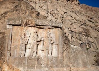 صور لـنقوش “طاق بستان” الصخرية غرب إيران