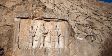 صور لـنقوش “طاق بستان” الصخرية غرب إيران