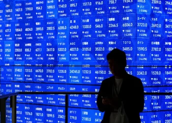 يوم أسود جديد في بورصات العالم… هلع في الأسواق وترامب متمسك بموقفه