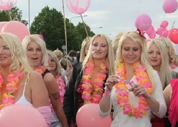 نساء دولة أوروبية طويلات القامة يعانين من قلة عدد الرجال