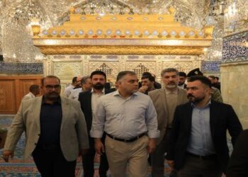 وزير النفط الايراني يزور المراقد المقدسة في النجف والكوفة