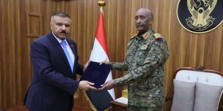 وزير الداخلية يسلم رئيس مجلس السيادة السوداني دعوة رسمية لحضور القمة العربية