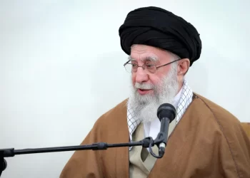 خامنئي ينتقد مطالب أمريكا “المهينة” في المحادثات النووية