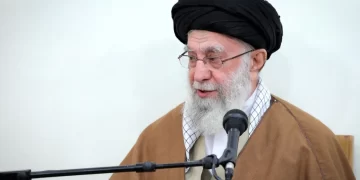 خامنئي ينتقد مطالب أمريكا “المهينة” في المحادثات النووية