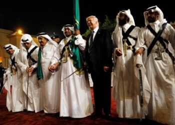 ترامب إلى السعودية… وجهة واحدة باهتمامات مغايرة لولايتين