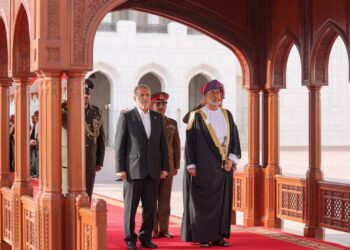 الرئيس الايراني في مسقط,,, وسيط المحادثات النووية