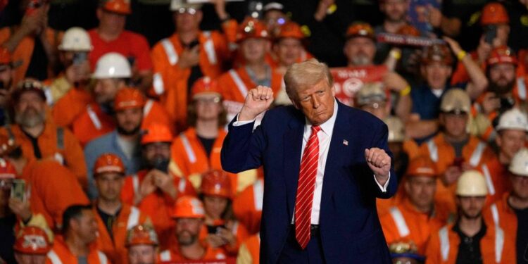 ترامب يعتزم زيادة الرسوم الجمركية على واردات الصلب إلى 50 %