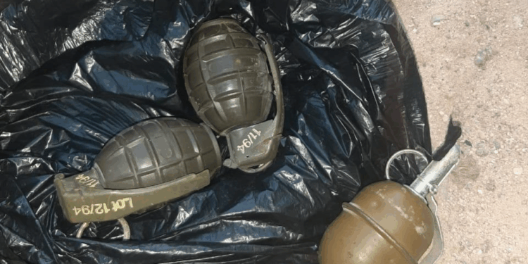 بغداد.. ضبط قنابل يدوية وذخائر واعتقال شخصين داخل احدى الحسينيات