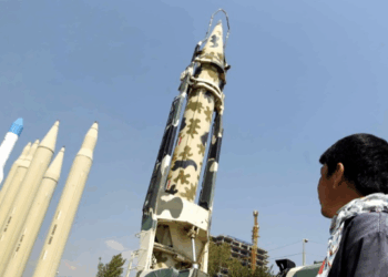 الحوثيون يطلقون صاروخاً تجاه إسرائيل ويسقط في السعودية