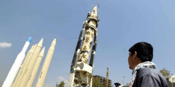 الحوثيون يطلقون صاروخاً تجاه إسرائيل ويسقط في السعودية