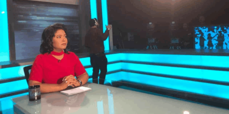 إعلامية عربية شهيرة تجد عائلتها خلال بث مباشر,,, بعد 44 عاماً من الفراق