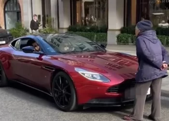 لندن.. امرأة توقف سيارة فارهة في منتصف الطريق.. اعتراضاً على ضجيجها,,, فيديو