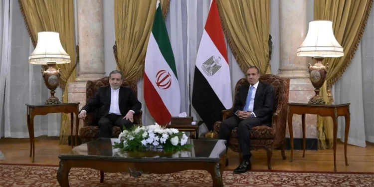 مصر تجدد دعمها للحوار الأمريكي الإيراني