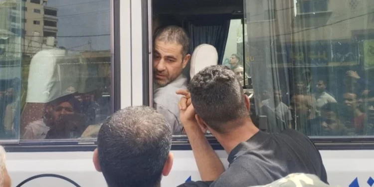 إسرائيل تفرج عن 9 معتقلين من قطاع غزة