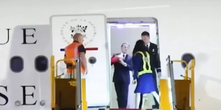 ماكرون يعلّق على “صفعة” زوجته