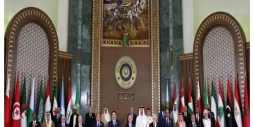 لوحة تخطف الأنظار خلف الزعماء العرب في بغداد