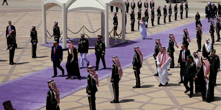 البنفجسي بدل الأحمر,,, لون السجاد المفروش لاستقبال ترامب بالرياض