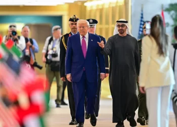 بن زايد يستقبل ترامب بحفاوة لدى وصوله الإمارات