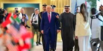 بن زايد يستقبل ترامب بحفاوة لدى وصوله الإمارات