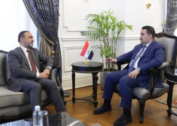 رئيس هيأة الإعلام والاتصالات يلتقي رئيس مجلس الوزراء ويستعرض استعدادات القمة العربية والرخصة الوطنية وتعزيز السيادة الرقمية