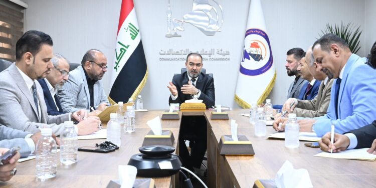 رئيس هيأة الإعلام والاتصالات يبحث مع نخبة من الإعلاميين والمحللين السياسيين سبل تعزيز التعددية ورصانة الخطاب الوطني