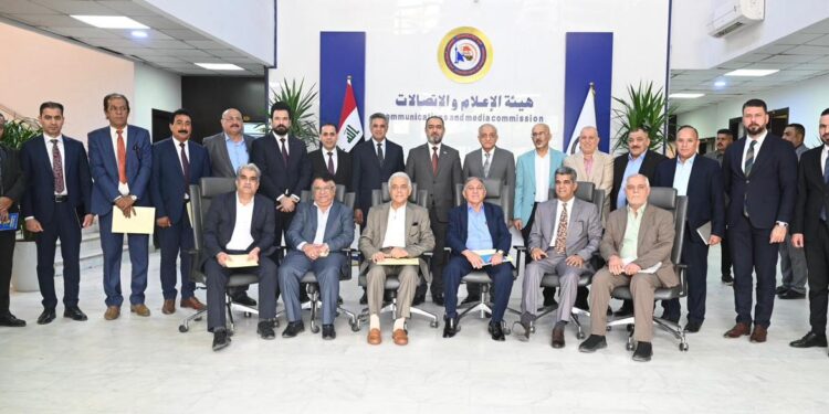 رئيس هيأة الإعلام والاتصالات يلتقي رؤساء تحرير الصحف ويؤكد دعم الإعلام المطبوع وتعزيز السياقات المهنية
