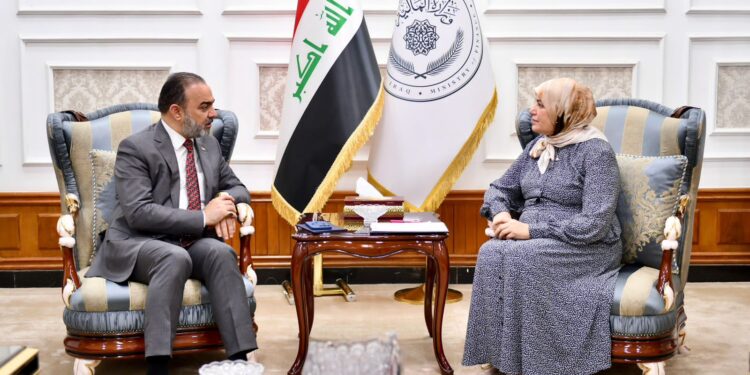 رئيس هيأة الإعلام والاتصالات يناقش مع وزيرة المالية مشاريع الأتمتة وآليات التكامل الرقمي