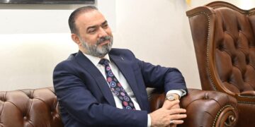 رئيس هيأة الإعلام والاتصالات يستقبل مدير شركة BP ويؤكد أهمية الشراكة التنظيمية في الحقول النفطية