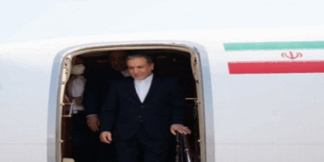 وصول الوفد الإيراني الى مسقط لاستئناف الجولة الرابعة من المفاوضات