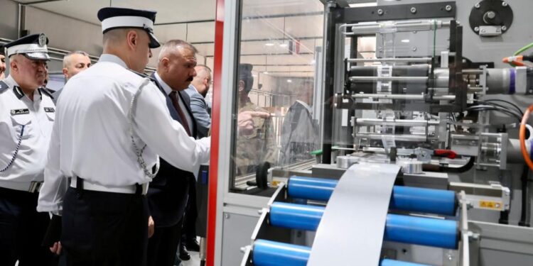 وزير الداخلية يؤكد أهمية إنجاز وطباعة اللوحات بشكل مهني وضمن المواصفات المطلوبة