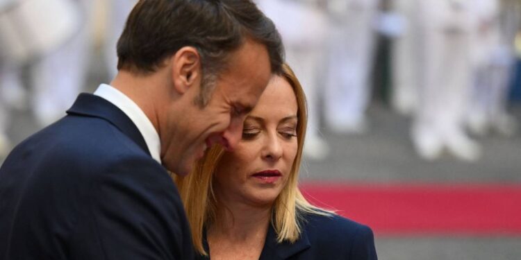 اجتماع ثنائي مطول بين (ماكرون وميلوني) لتهدئة التوترات بين البلدين