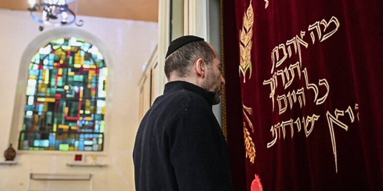 فرنسا.. اعتداء على حاخام يثير إدانات وإحالة المتهم إلى التقييم النفسي