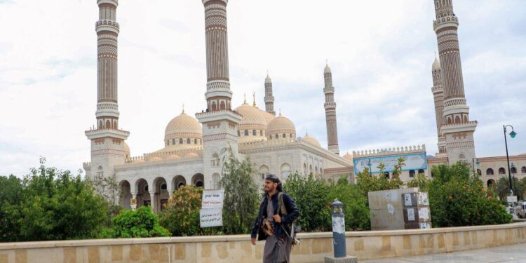 اليمن.. “مختل نفسيا” يقتل 12 شخصا في مسجد