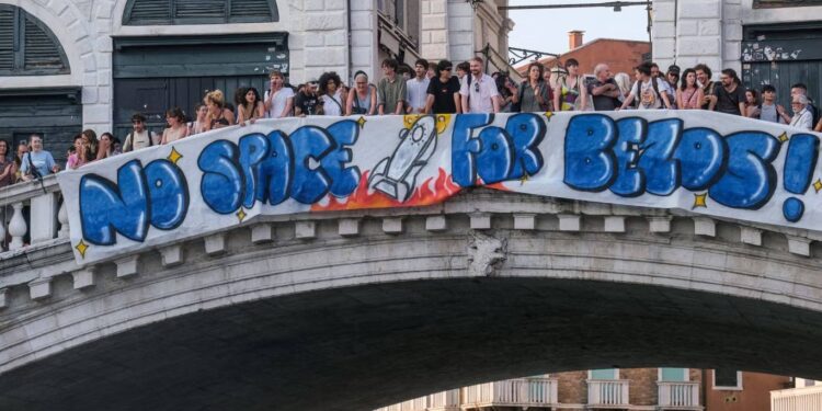 زفاف بيزوس يغرق البندقية في بحر الثراء والغضب الشعبي