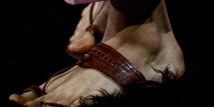 فضيحة الصندل,,, برادا تعترف باقتبــــــاس تصميمها من التراث الهندي