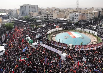 إيران تشيــــع القادة العسكريين العلماء النوويين الذين قتلوا في الحرب