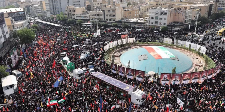 إيران تشيــــع القادة العسكريين العلماء النوويين الذين قتلوا في الحرب