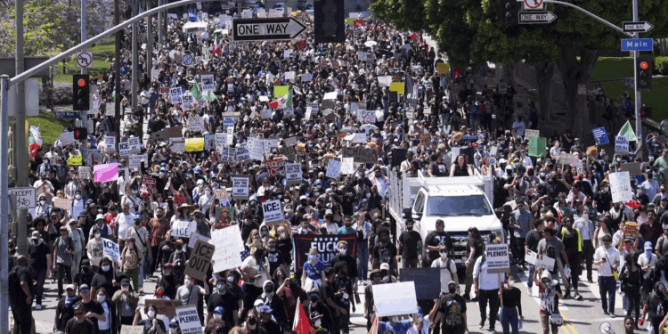 لوس أنجلوس.. متظاهرون يغلقون الطرق ويحرقون المركبات